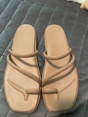 CROCS Women’s Tan/Nude Minimal Strappy Toe-Ring Sandals